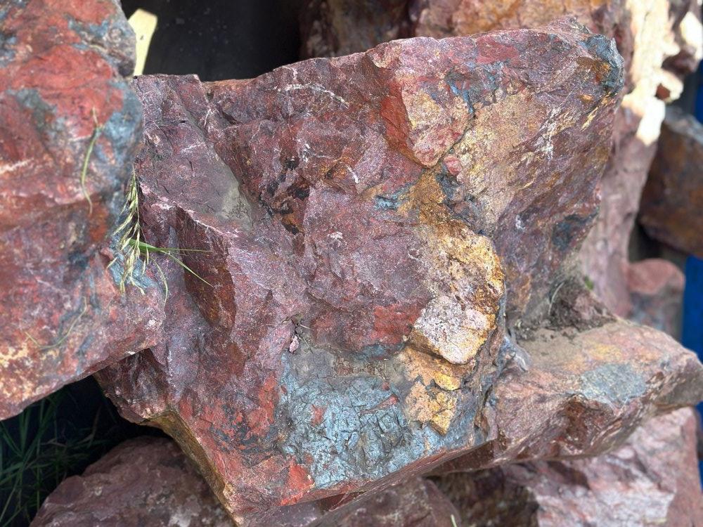 Камни для ландшафтного дизайна красно-фиолетовые 10-60 килограмм купить в Троицке