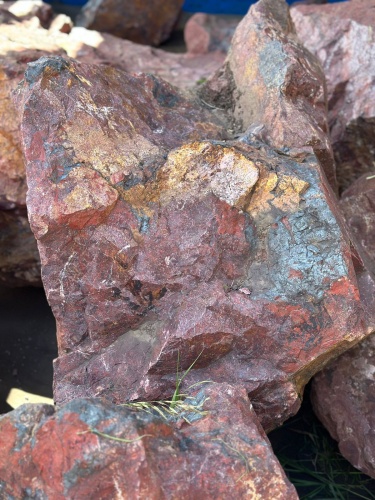 Камни для ландшафтного дизайна красно-фиолетовые 10-60 килограмм купить в Троицке