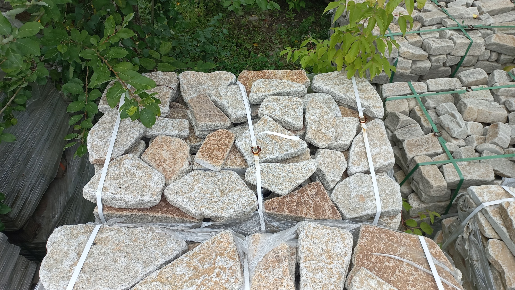 Плитняк галтованный гранитный для ландшафтного дизайна купить в Троицке