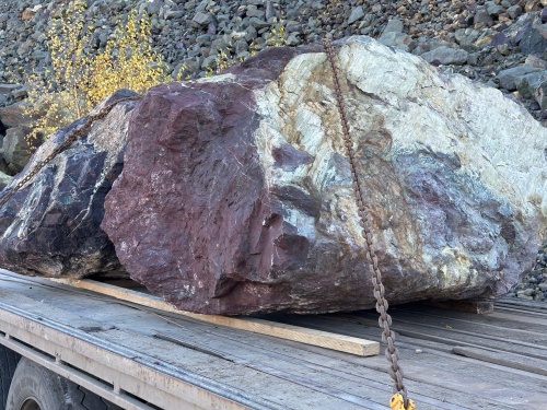 Огромные красно-фиолетовые валуны для ландшафтного дизайна весом более 5 тонн купить в Троицке