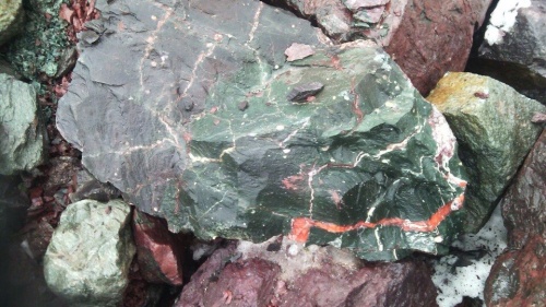 Гигантские зелёные валуны для ландшафтного дизайна весом более 5 тонн купить в Троицке