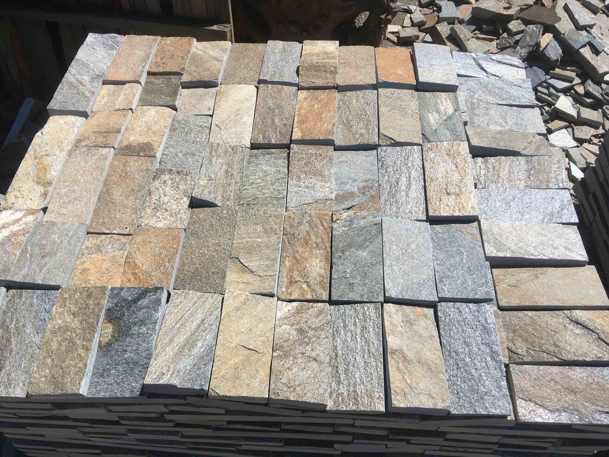 Плитка пилёная златолит Уральский для фасада купить в Троицке