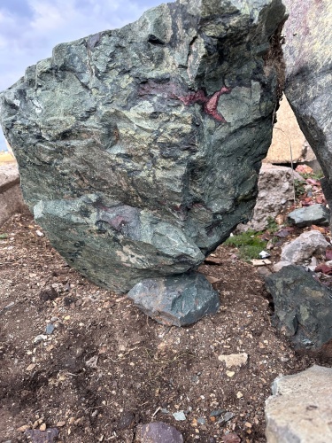 Гигантские зелёные валуны для ландшафтного дизайна весом более 5 тонн купить в Троицке