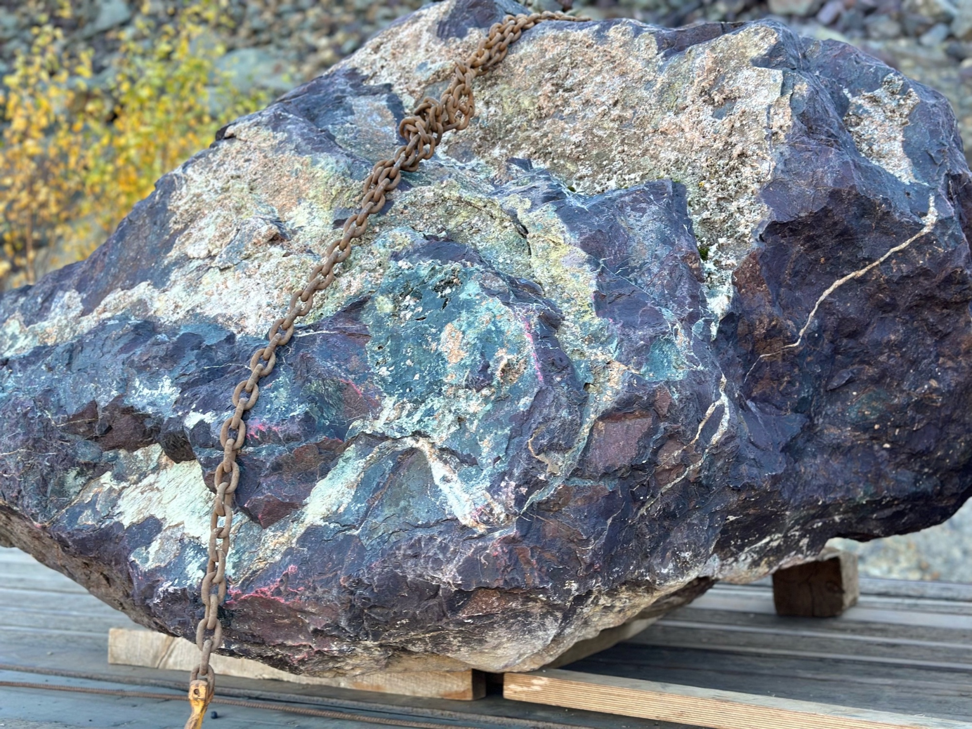 Огромные красно-фиолетовые валуны для ландшафтного дизайна весом более 5 тонн купить в Троицке