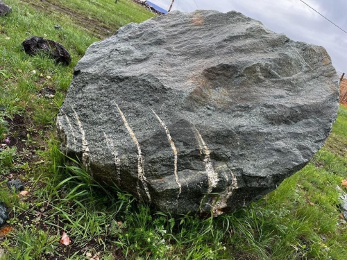 Гигантские зелёные валуны для ландшафтного дизайна весом более 5 тонн купить в Троицке