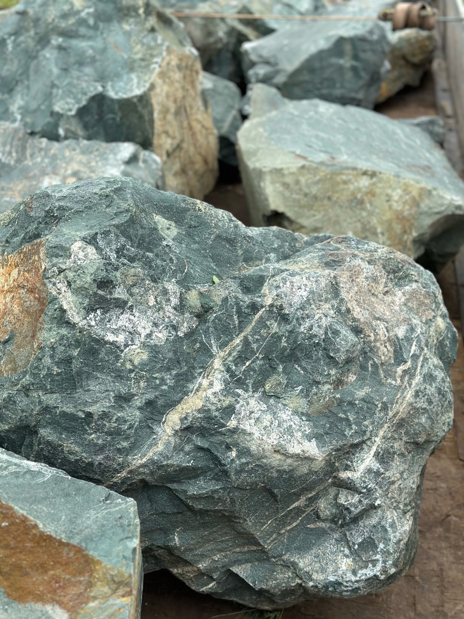 Камни для ландшафтного дизайна зелёные 10-60 килограмм купить в Троицке