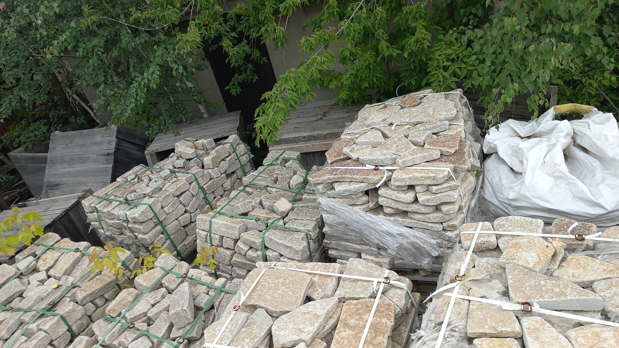 Плитняк гранитный галтованный купить в Троицке