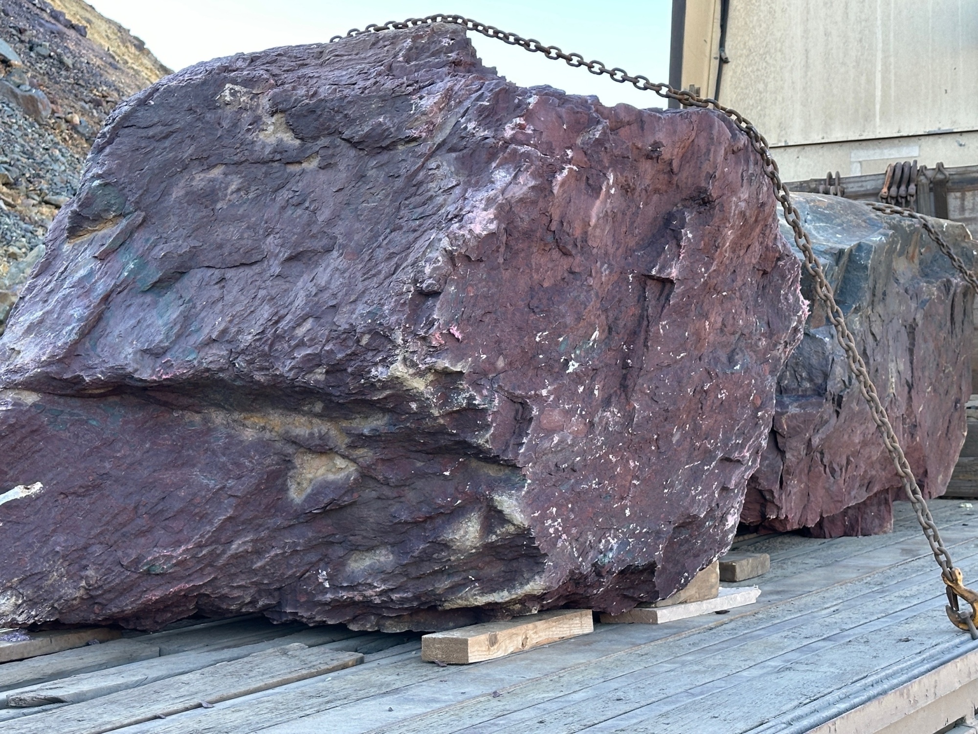 Огромные красно-фиолетовые валуны для ландшафтного дизайна весом более 5 тонн купить в Троицке