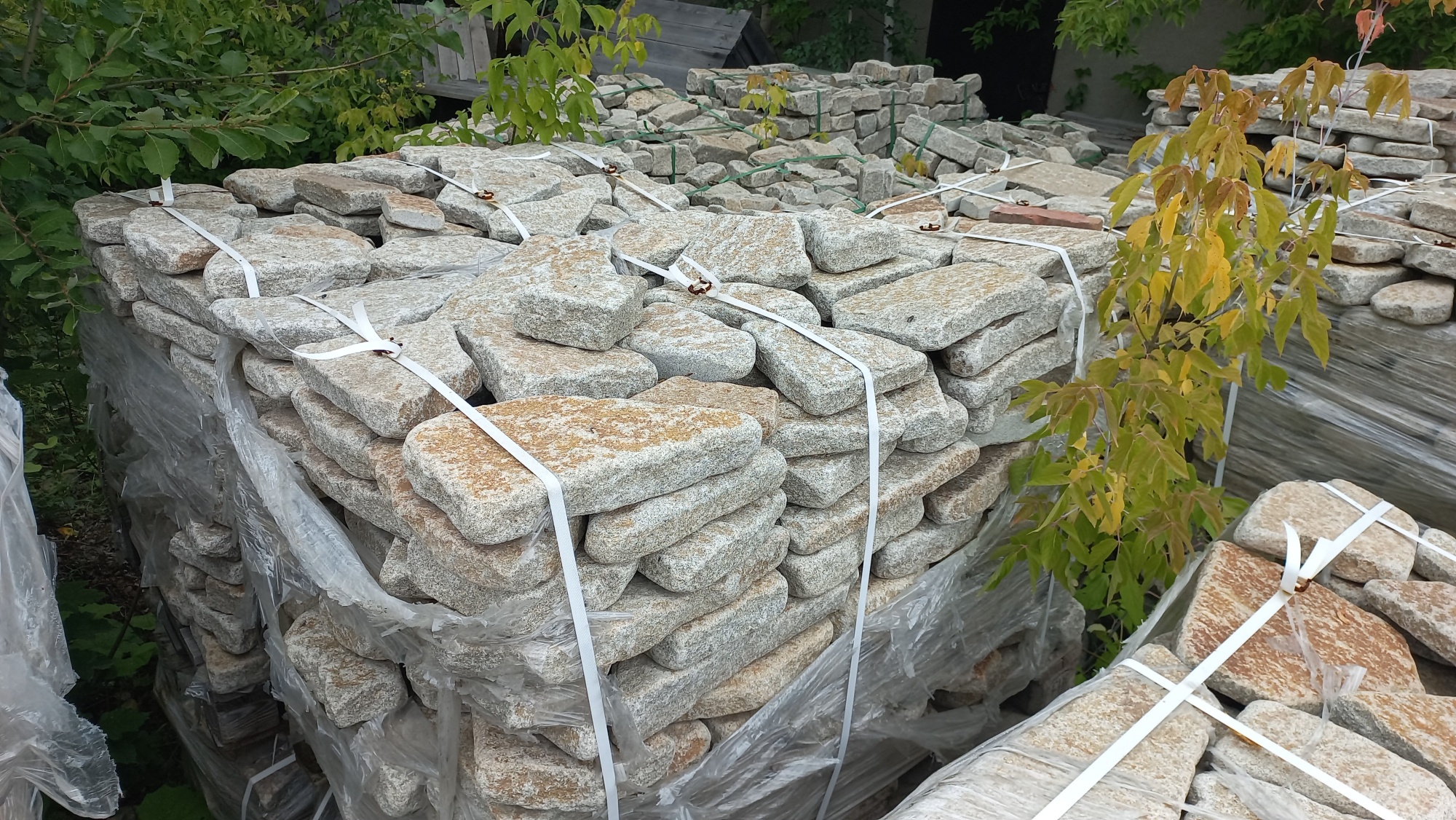 Плитняк галтованный гранитный для ландшафтного дизайна купить в Троицке