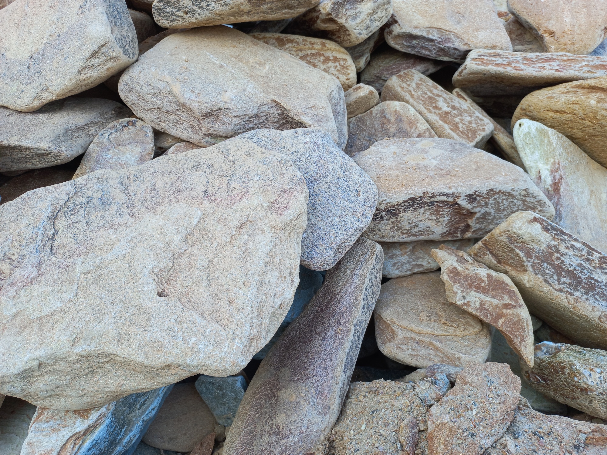 Златолит жёлтый, жёлто-зелёный глыбки и валуны для ланшафтного дизайна купить в Троицке