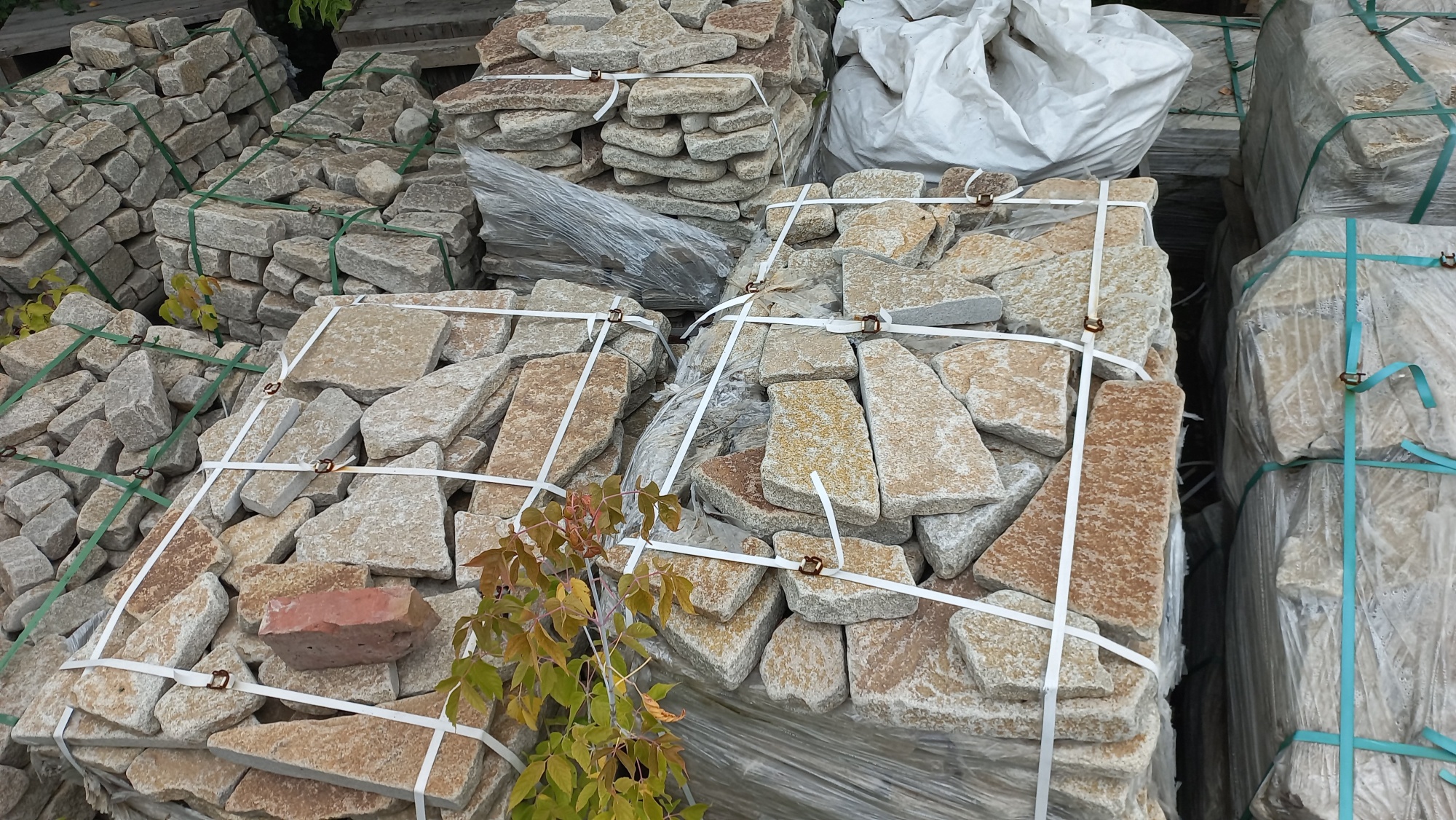 Плитняк гранитный галтованный купить в Троицке