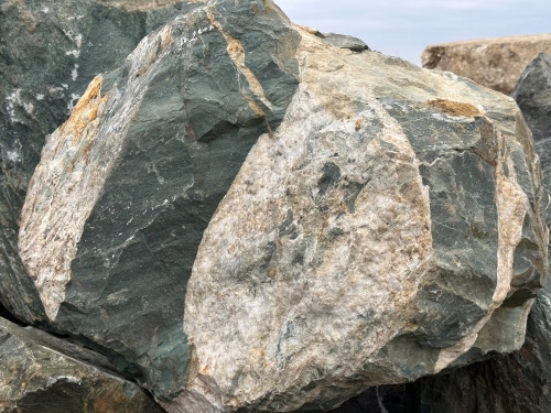 Гигантские зелёные валуны для ландшафтного дизайна весом более 5 тонн купить в Троицке