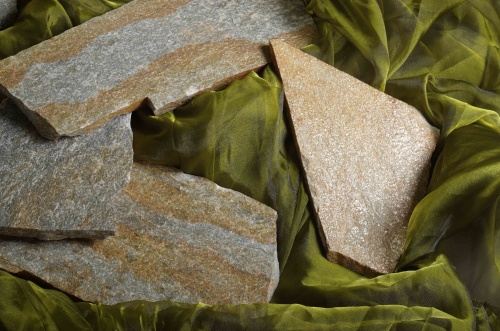 Плитняк златолит Уральский для цоколя, отмостки купить в Троицке